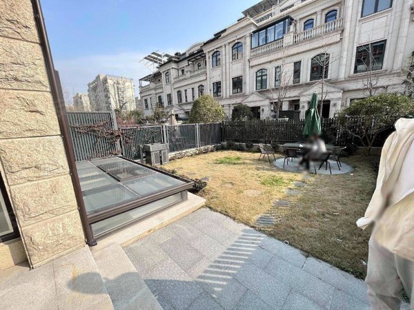 上海松江松江大学城九龙仓兰宫法式联排别墅,沿河景花园,豪华装修