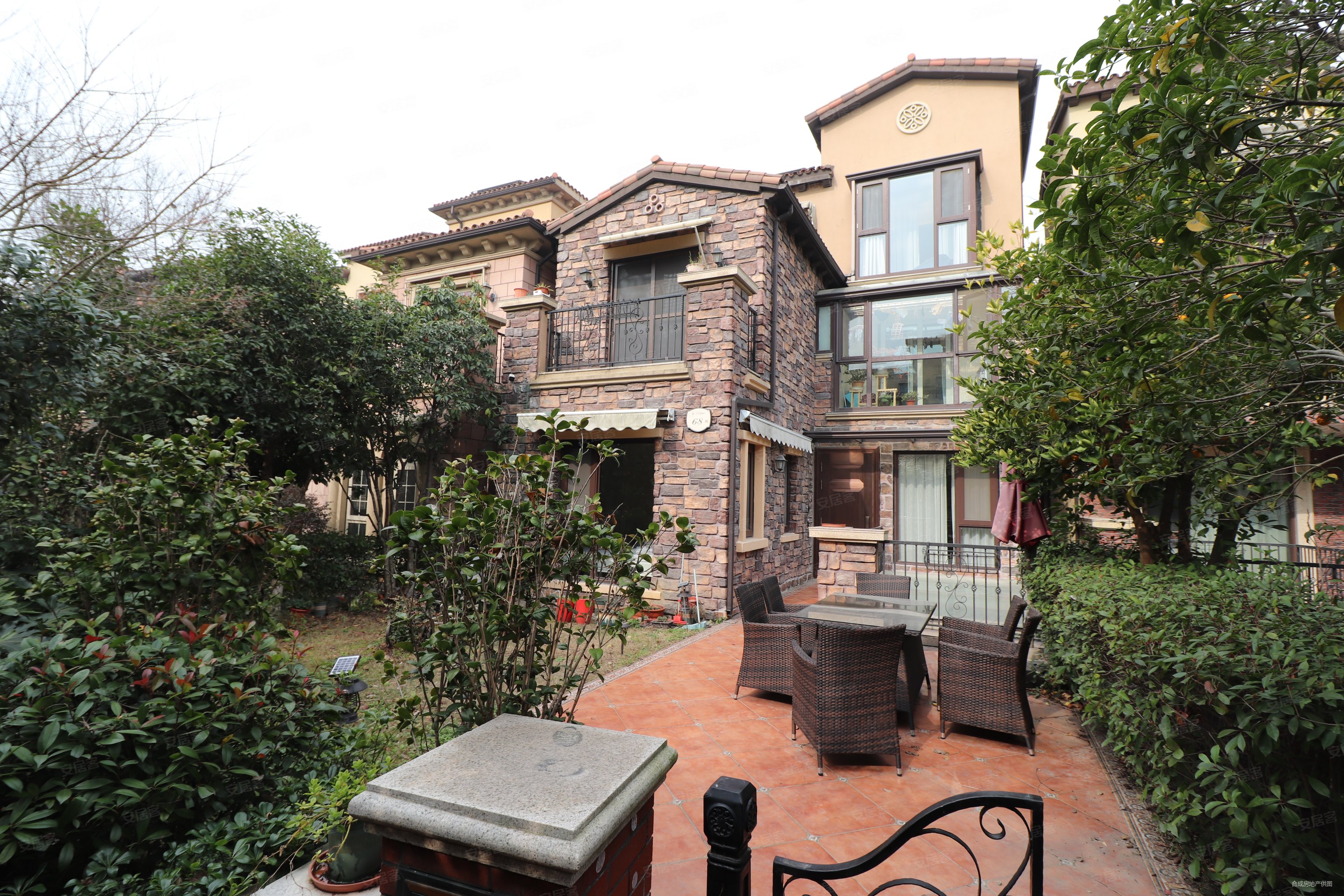 龙湖滟澜山(别墅)6室3厅5卫345㎡南北800万