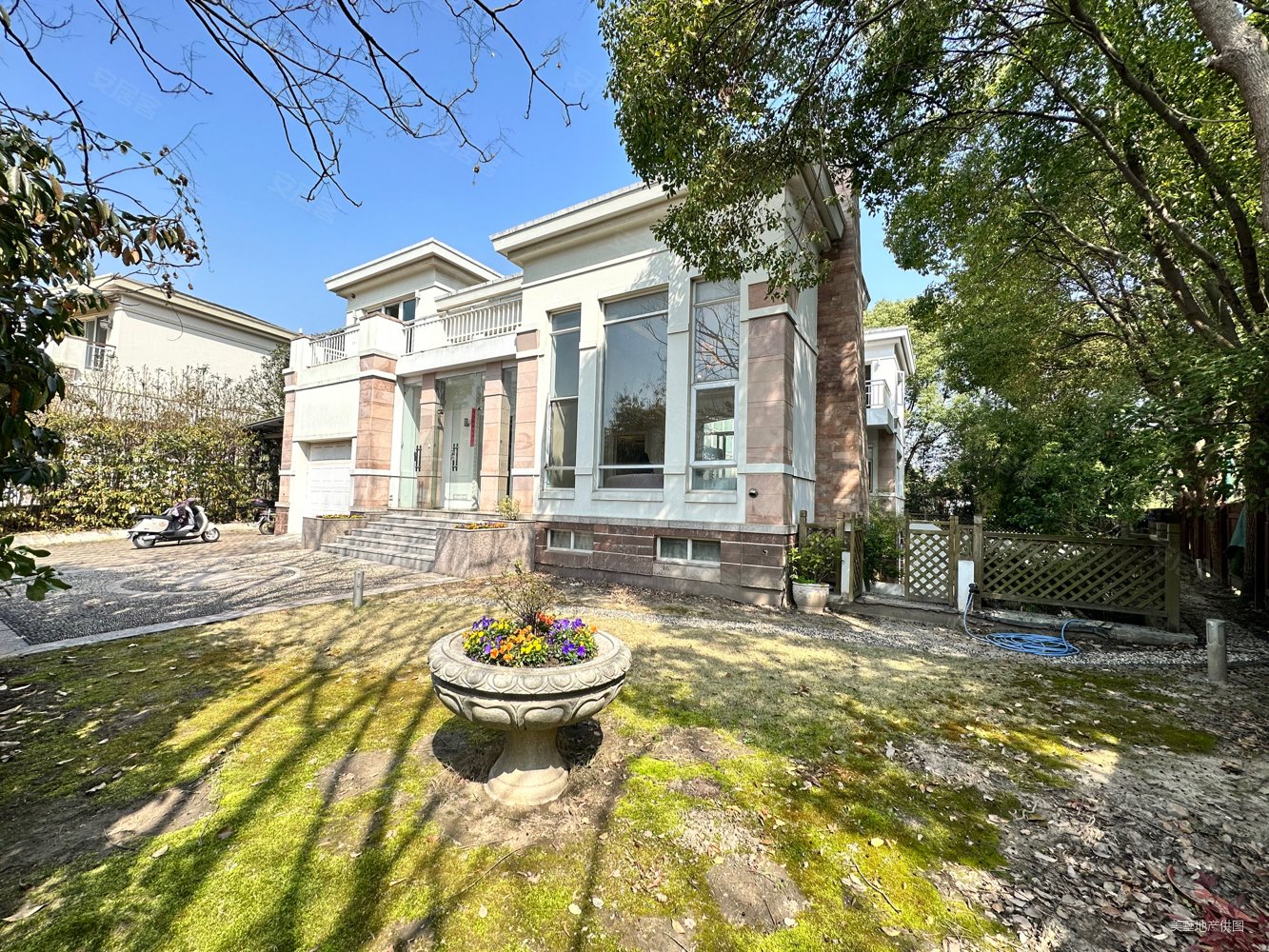 双首层别墅采光足大花园值得拥有