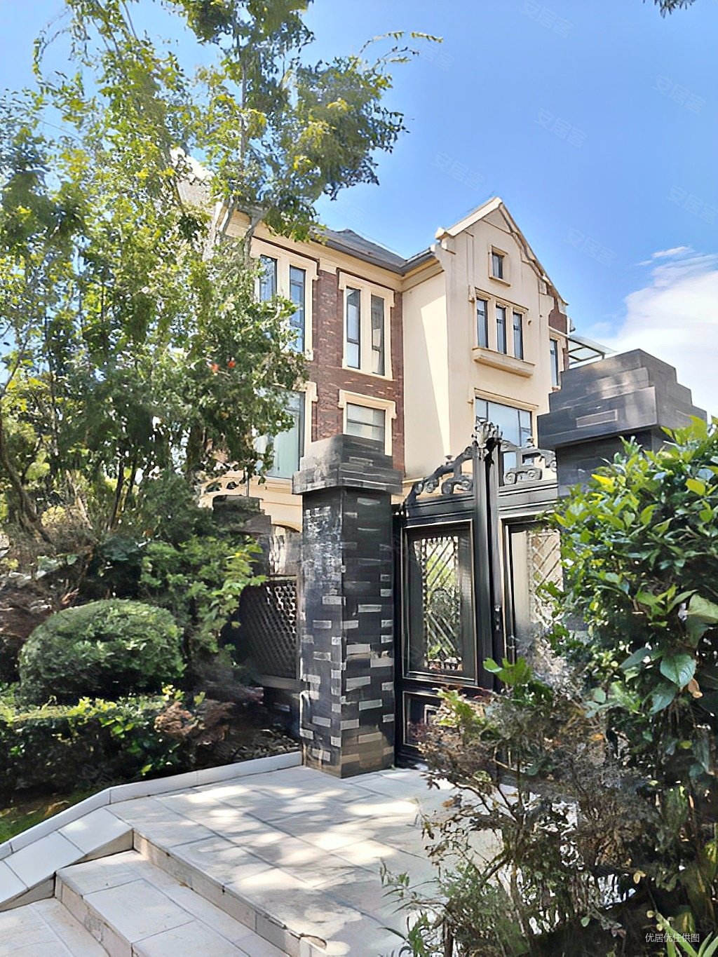 俊发生态半岛滇池one英伦风格联排别墅送花园和车库和露台急卖