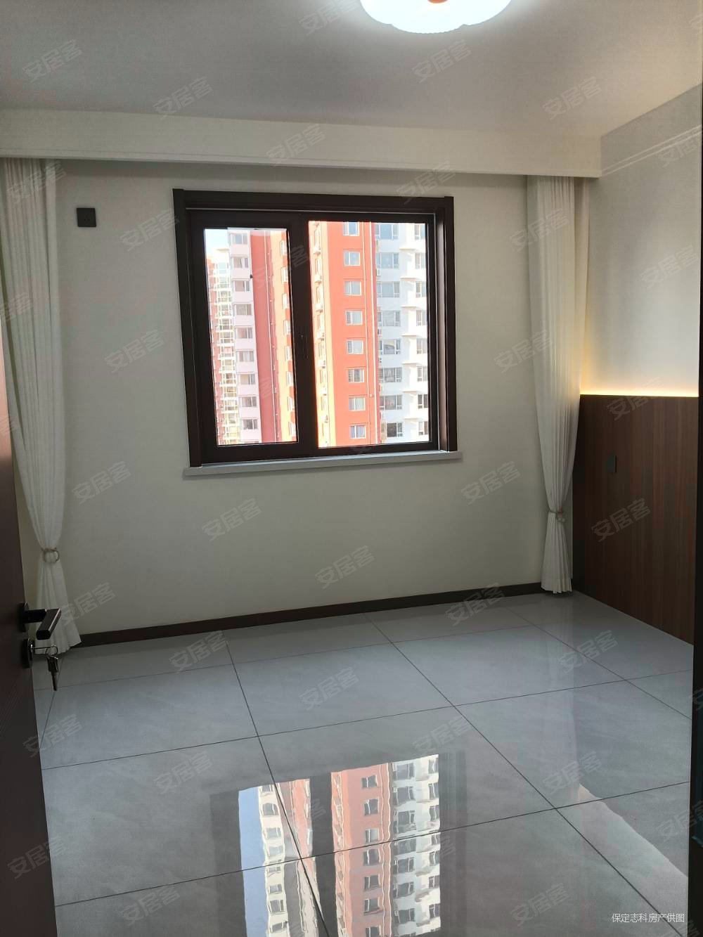 新一代C区4室2厅2卫137㎡南北90万