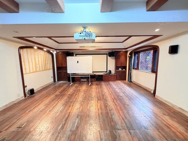 金华婺城湖海塘保集蓝郡(别墅)保集蓝郡别墅4层豪装自住会配家具实景更好看好谈出租房源真实图片