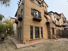 固安孔雀城孔雀大道堂墅园独栋，五居室。大门口位置 车库可入户，出租房源真实图片