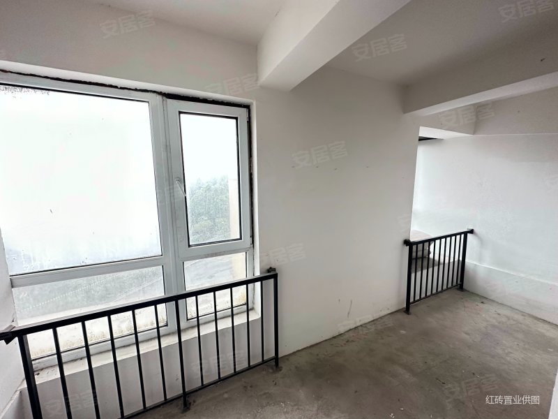 再次降价急卖中航樾玺三房两卫复式房新小区位置好