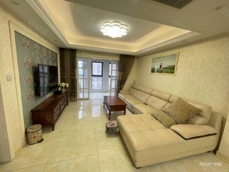 东城名苑,129平,三室两卫,婚装带车位206万,看房有密码