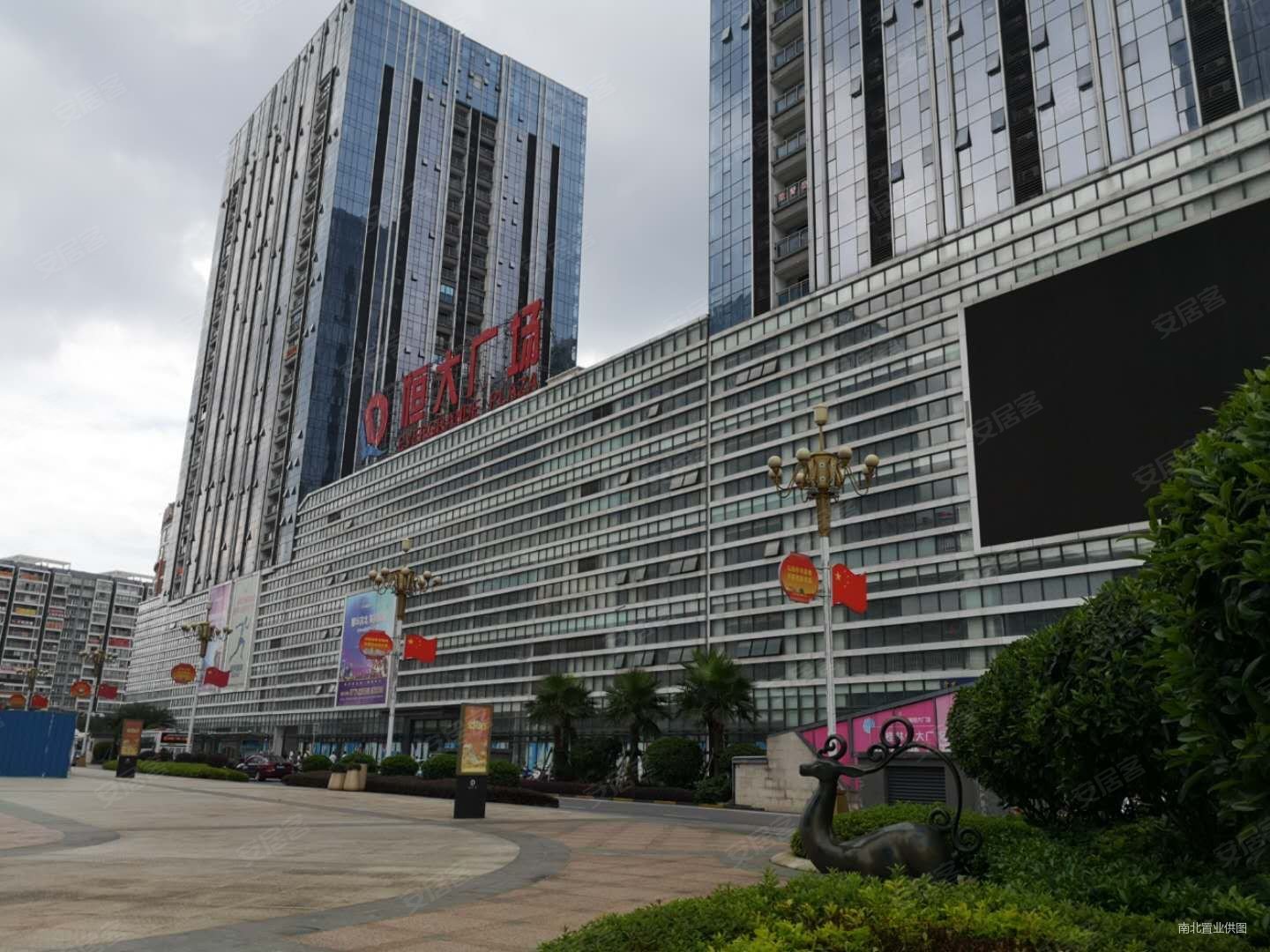 桂林恒大广场4室2厅2卫212㎡南北126万