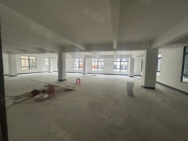 汕头龙湖新溪镇西南村自建房新溪下九合路边整栋,可分租,每层350平,有电梯,停车方便出租房源真实图片