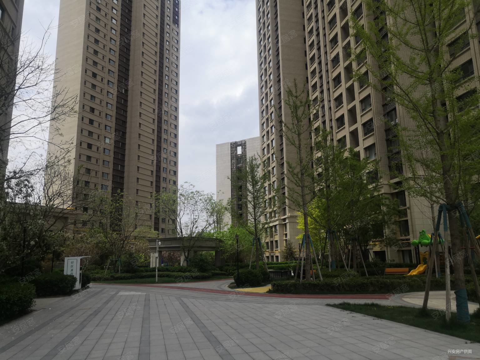 保利金香槟 双卫格局 次新房 南北通透 装修好 产权清晰