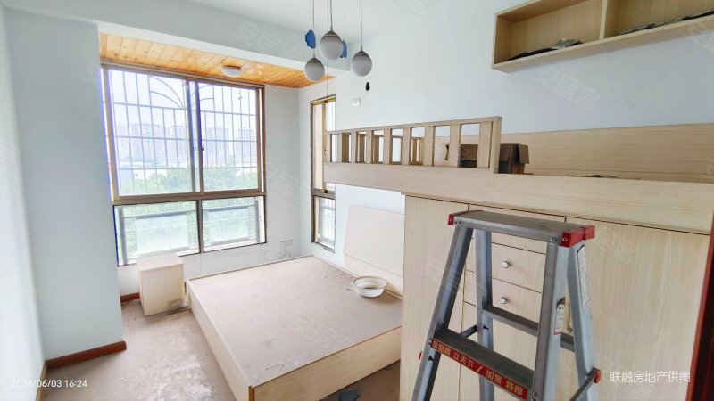 三室小洋楼 全新装修空置多年 朝小区多安静力荐 好房诚意出售