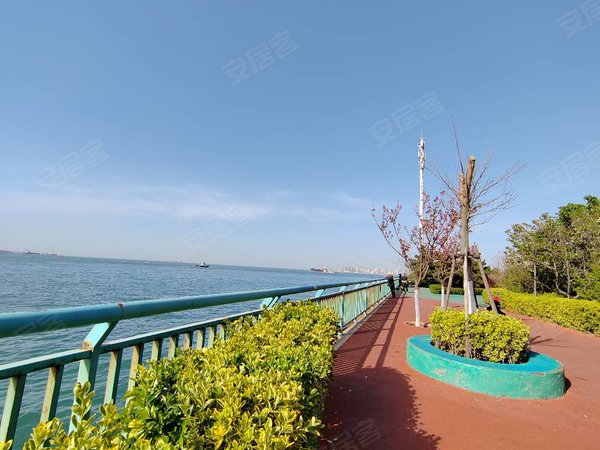 青岛黄岛黄岛街道融创维多利亚湾(南区)套三精装房双卫 家具家电齐全