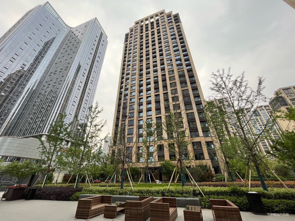 天鹅湖moma3室2厅1卫95.23㎡南455万