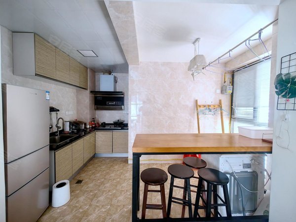 凉山西昌东部新城鑫海国际万达旁唐园对面鑫海国际，精装套二，可押一付三，急租带家具家电出租房源真实图片