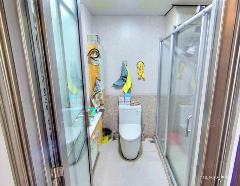 81片,小区环境有喷泉,业主自己住精装修,南北通透户型