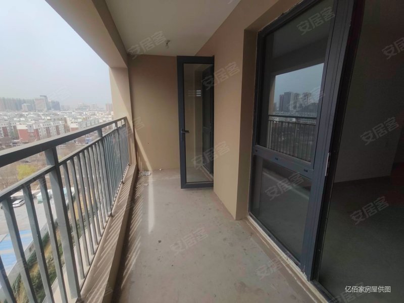 新华东街东城人家旁融创云湖府 大落地窗 户型方正