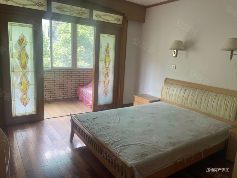 玄武湖解放门旁台城花园小区带电梯 三房两卫 环境好 好停车