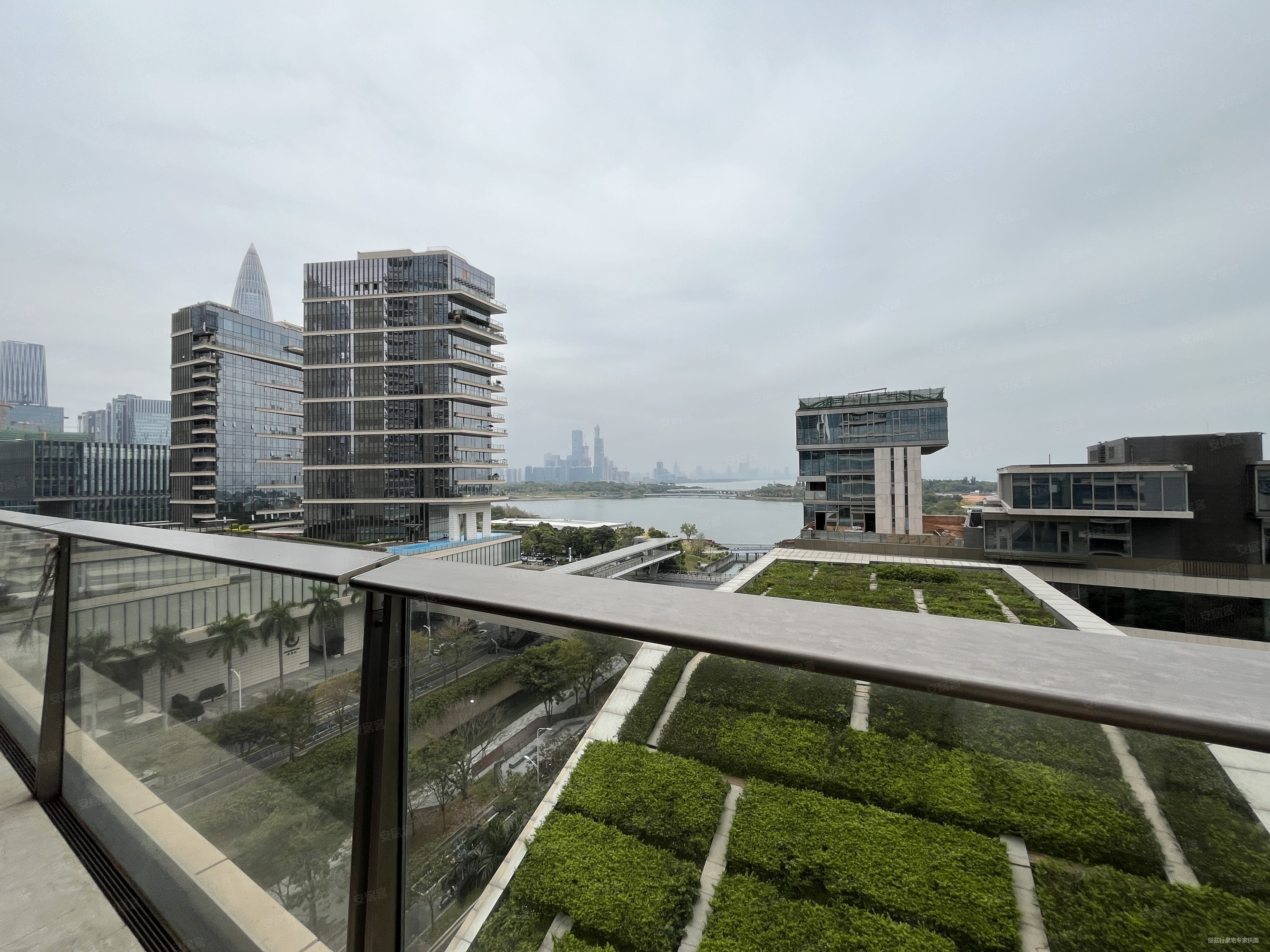 深圳湾一号单价不到20万诚意出售的31房60平大阳台