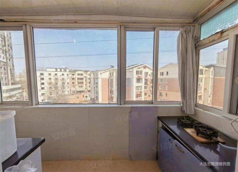 刘家桥大市场对面中间楼层半封闭小区南北朝向单价9千