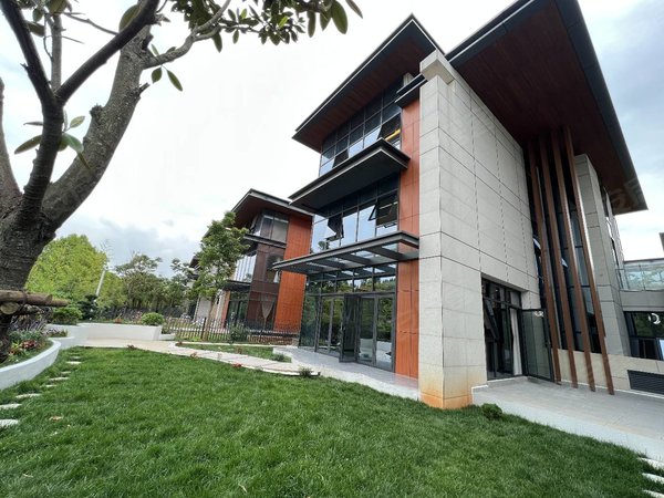 昆明官渡福保片区山海荟滇池边 独栋别墅 全新装修 180花园 带露台 带