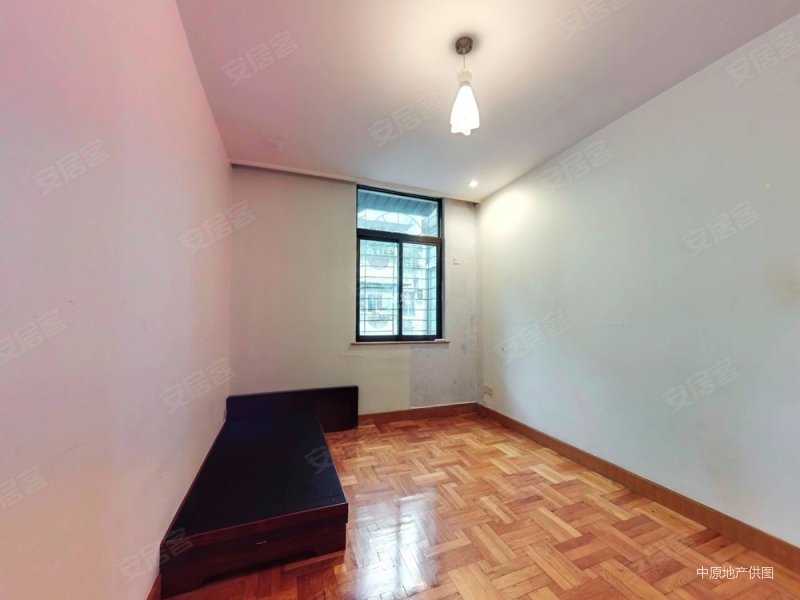 房子占了半层楼面积,只要还价就卖,东西南北四个方位都占了,金景花园