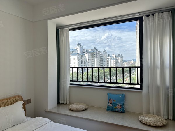 西双版纳景洪龙舟广场绿城春江明月市区 绿城春江明月 一室两厅 家电齐全 拎包入住 小区环境好出租房源真实图片