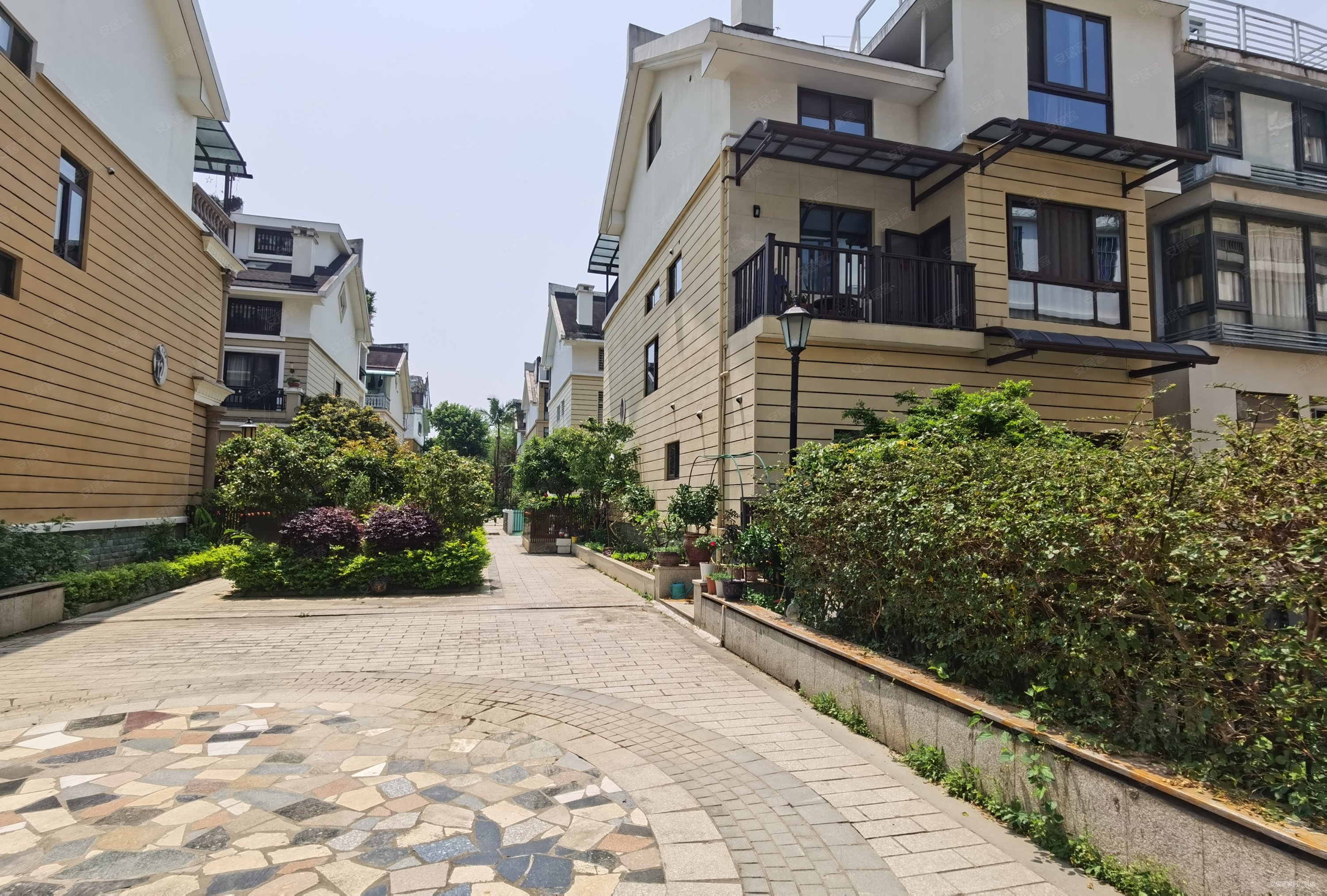 联排别墅带很大地下室地库双车位五四北泰禾广场一侧