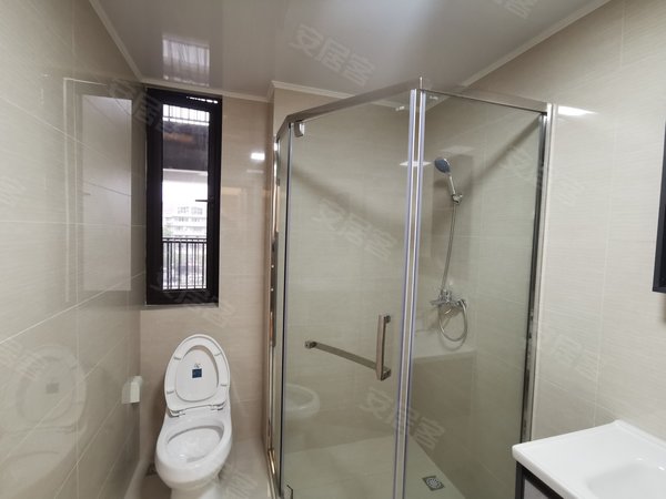 绍兴袍江宝龙广场柏丽湾袍江柏丽湾三室两厅两卫精装修,包物业和车位