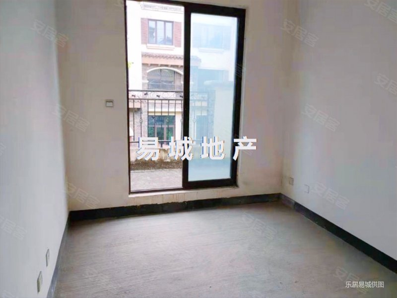 湖景别墅金马湖壹号,5室上下共4层,前后花园还自带车库