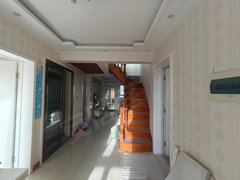 北京北路，复式楼上下两层，有露台，多窗户，交通便利，一梯两户