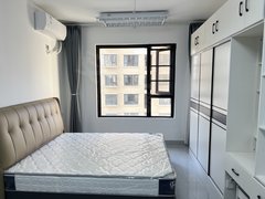 七彩公寓带空调 提供免费wifi  1.8大床  拎包入住啦