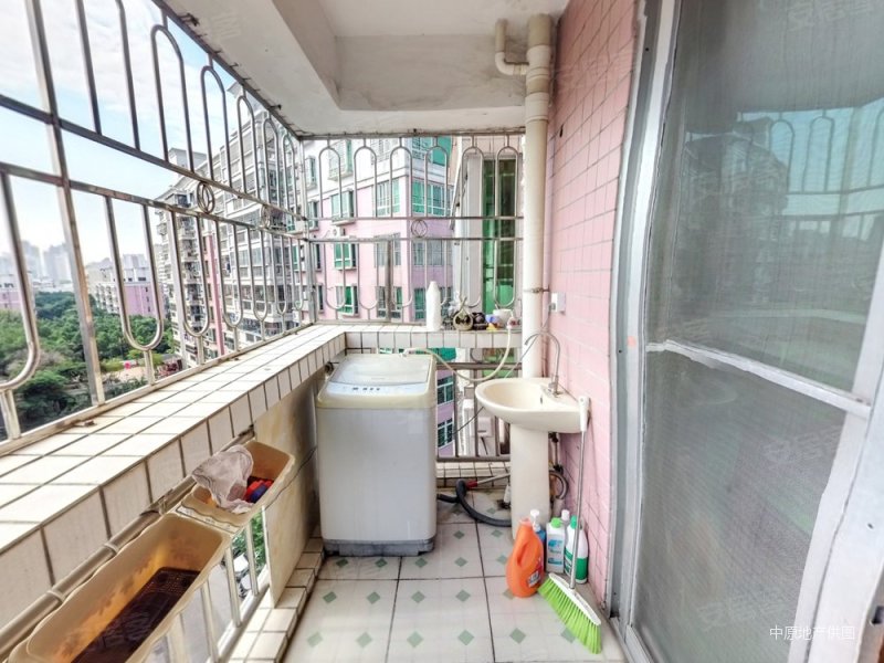 电梯房,靠近万科广场,满五红本,价格可谈,业主急卖,看房方便,尚景花园