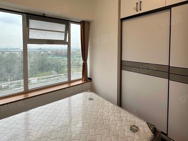 成都龙泉驿西河雄飞生活广场(商住楼)地铁口套三双卫 第一次出租 2100