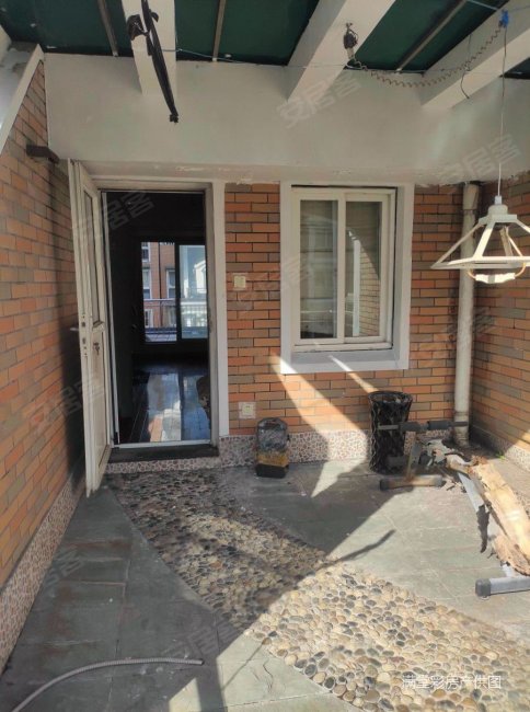 体育馆对面文景花园顶阁3室2厅精装修地铁3号线