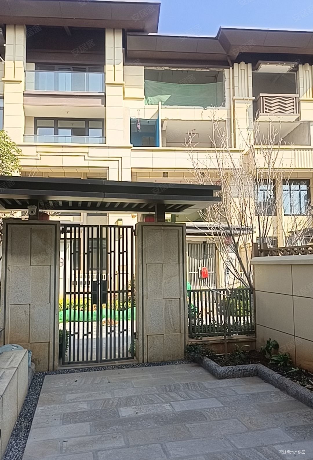 联排别墅带80平花园豪华装修带地下车库随时看