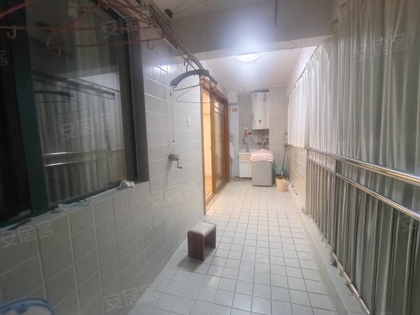 日照东港新市区京泰盘龙湾天宁体育公园,保利广场附近,自住标准精装。自用家具家电租出租房源真实图片