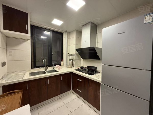 金华永康永康市区万鸿名城溪心方向小区，两室，可当三室，包物业车位，家具齐全，拎包入住出租房源真实图片