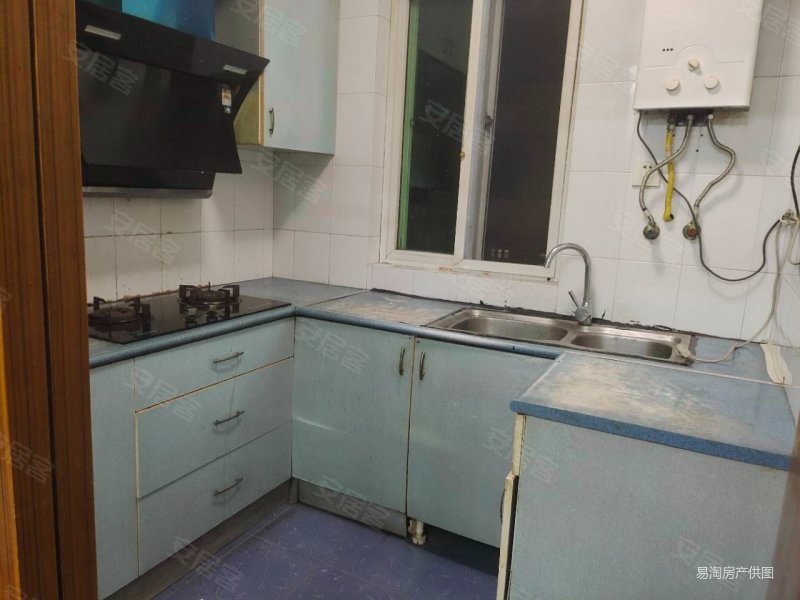 三角地,仁爱中学边上,周边配套齐全,看房方便