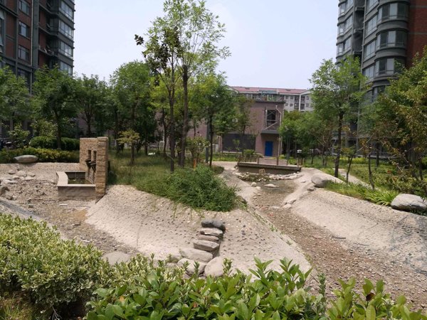 郑州郑东新区农业南路万通国际花园万通花园 精装卧室 近地铁口 步行