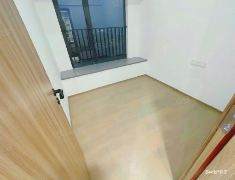 品秀星图~中楼层电梯房~停车充足~双卫~小区绿化高~密度低