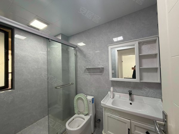 海宁长安镇农发区聚东德胜府德胜府，三室两厅一卫，燃气热水器，家具家电齐全，拎包入住出租房源真实图片