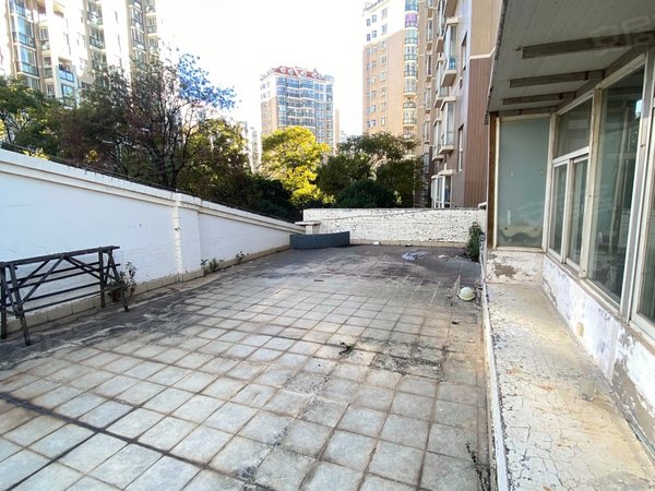 昆明西山大商汇华都花园a区300平露台请记住这是300平露台 小区门口