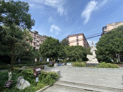 白鹤站入口,往东南方向儿童公园处是地铁4号和3号线入口距离2000米