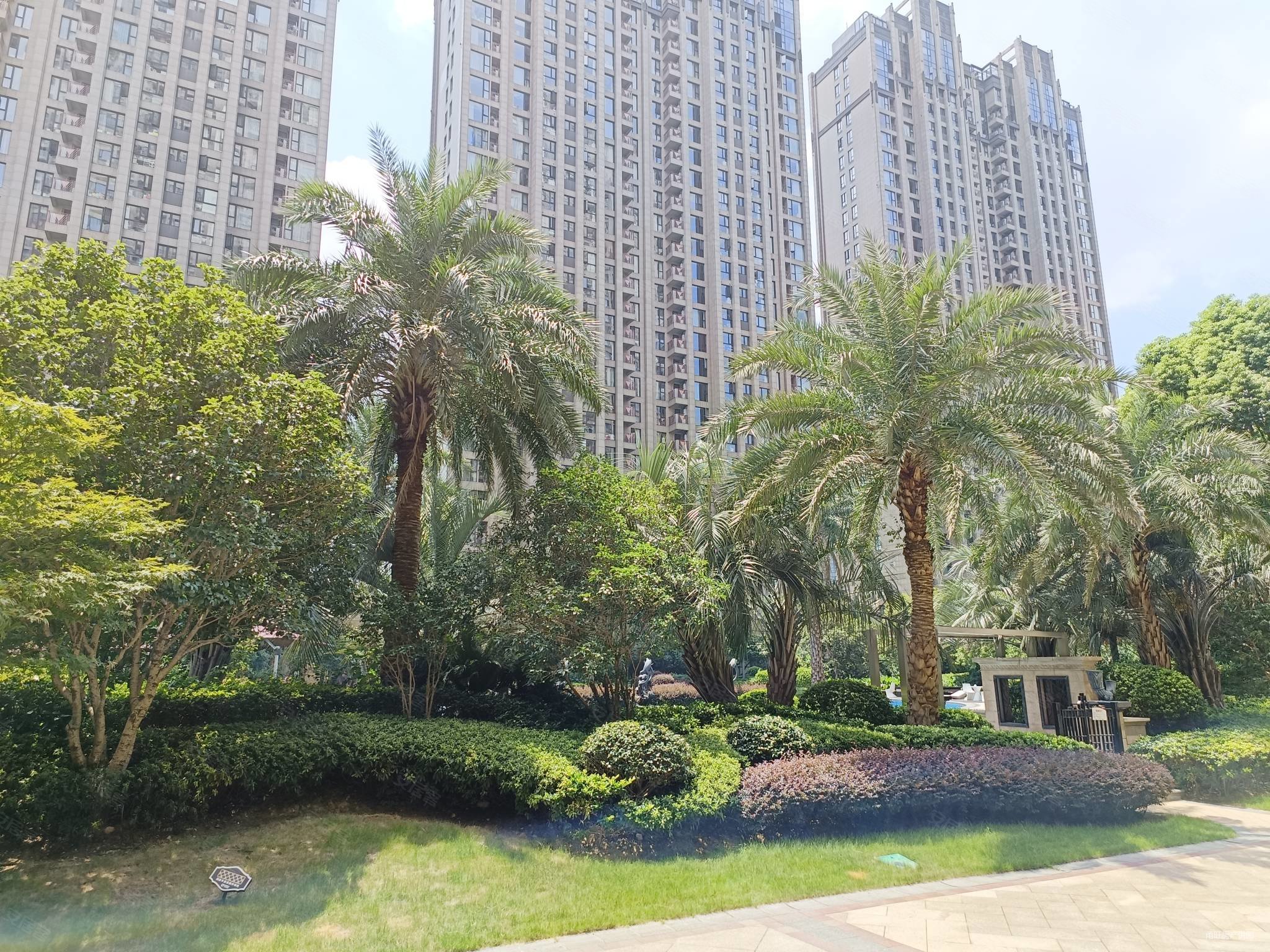 高端品质小区 华茂悦峰园 五室五卫 方正户型 中间