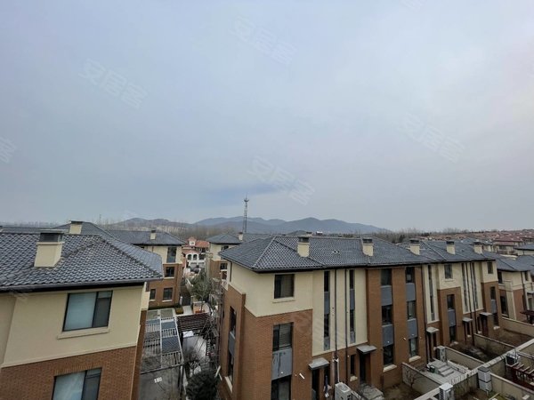 青岛即墨蓝色硅谷海信千亩园联排别墅价格美丽,位置好,带车位出租房源