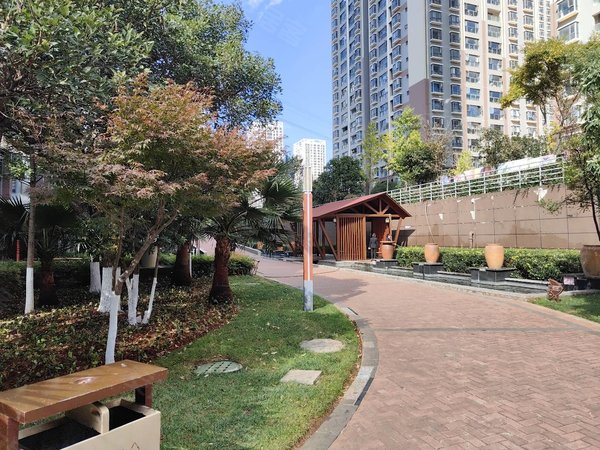 昆明盘龙世博片区誉峰峰景首月租金减半,可月付三室原木风,近穿金路