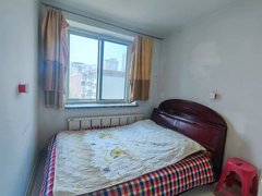 丹东振兴六纬路小学学区三马路家具城附近，城建小区步梯7楼两室一厅长租配空调出租房源真实图片