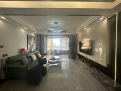 霍邱城关金城时代广场御龙湾一期4室2厅2卫，精装修家具家电齐全，拎包入住出租房源真实图片