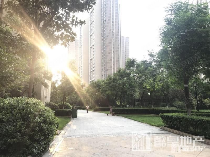 涧河旁新上精装大2室|满五年 |采光刺眼|有钥匙看中还能谈,升龙广场(a