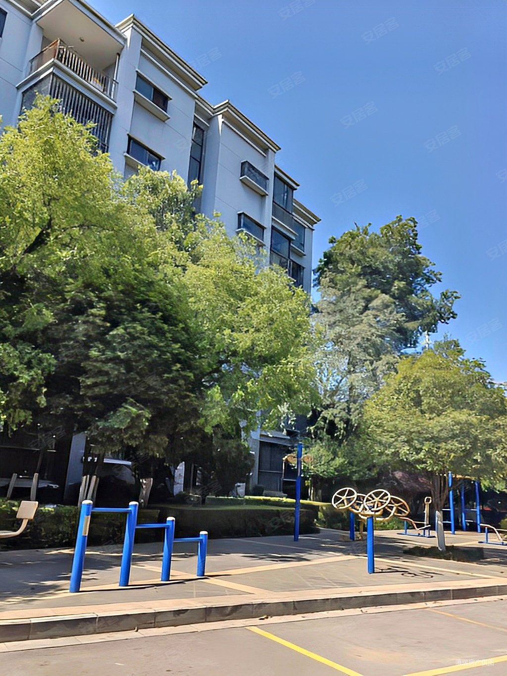 地铁口白龙潭俊园沁园小区中间1楼169平米精装修