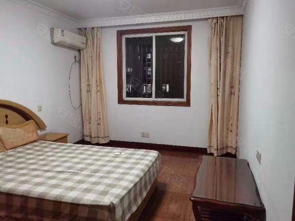 无锡宜兴宜城南郊花园特价,近城南大润发,南郊花园4楼,两室两厅,设施