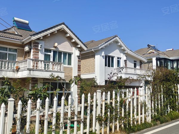 杭州富阳银湖秀水山庄地铁6号线精准别墅可办自住摄影带大花园随时